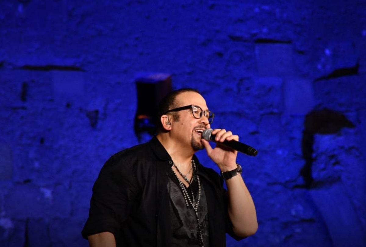 بالفيديو والصور - هشام عباس يستعيد ذهبيات التسعينيات في 