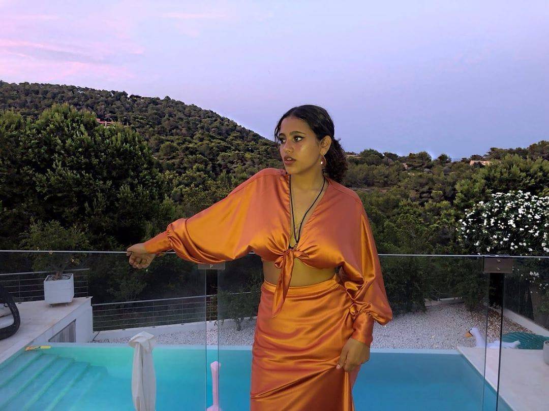 جنا عمرو دياب تدخل عالم احتراف الغناء