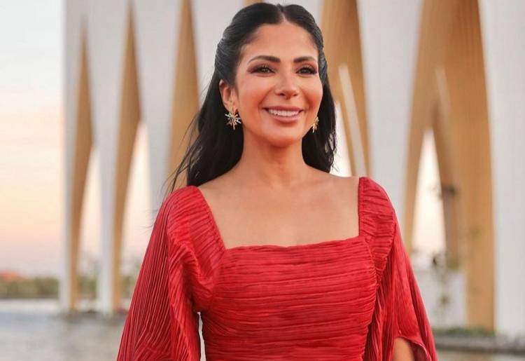 بالفيديو - منى زكي تتحدث بصراحة عن علاقتها بأحمد حلمي وتقول: 