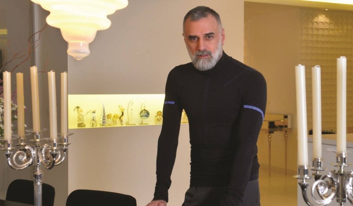 لوحة جدارية من النسيج تجسّد الدورة الموسمية في صالة عرض دار جورج حبيقة في باريس