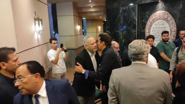هاني رمزي يقدم واجب العزاء لتامر أمين