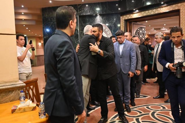 محمد كريم يقدم واجب العزاء لتامر أمين