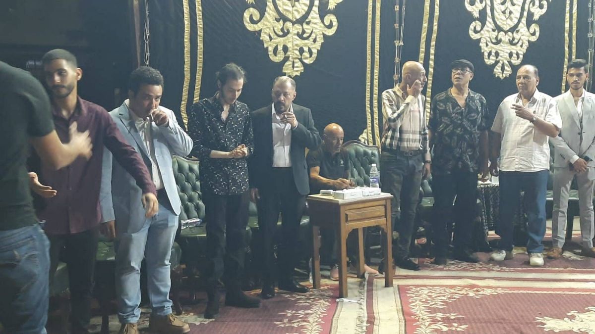 بالصور - نجوم الفن يواسون عمرو عبد الجليل في عزاء شقيقه