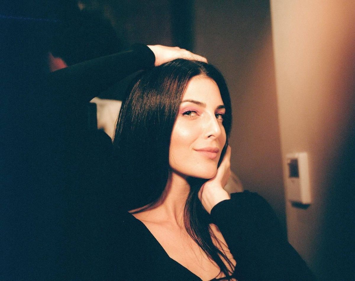 بالفيديو - معجب يقتحم المسرح باتجاه رزان جمال وسط غنائها مع محمود العسيلي