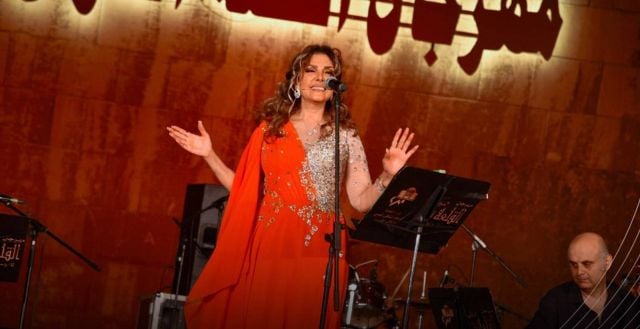 بالفيديو والصور - كادت تسقط على المسرح... نادية مصطفى تتألق في حفلها بالقلعة