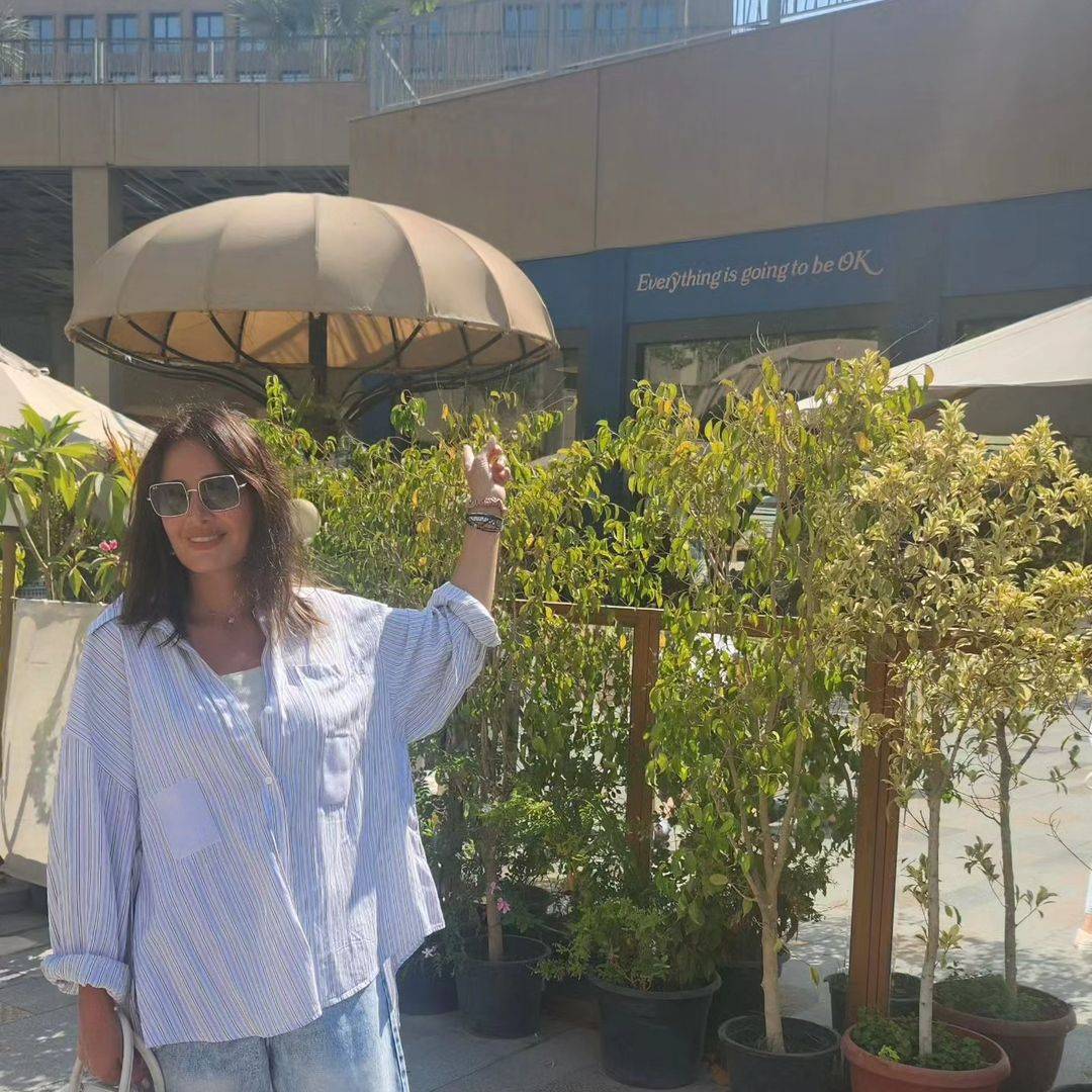 بالصور – حلا شيحة بإطلالة كاجوال لدعم والدها في معرضه الجديد