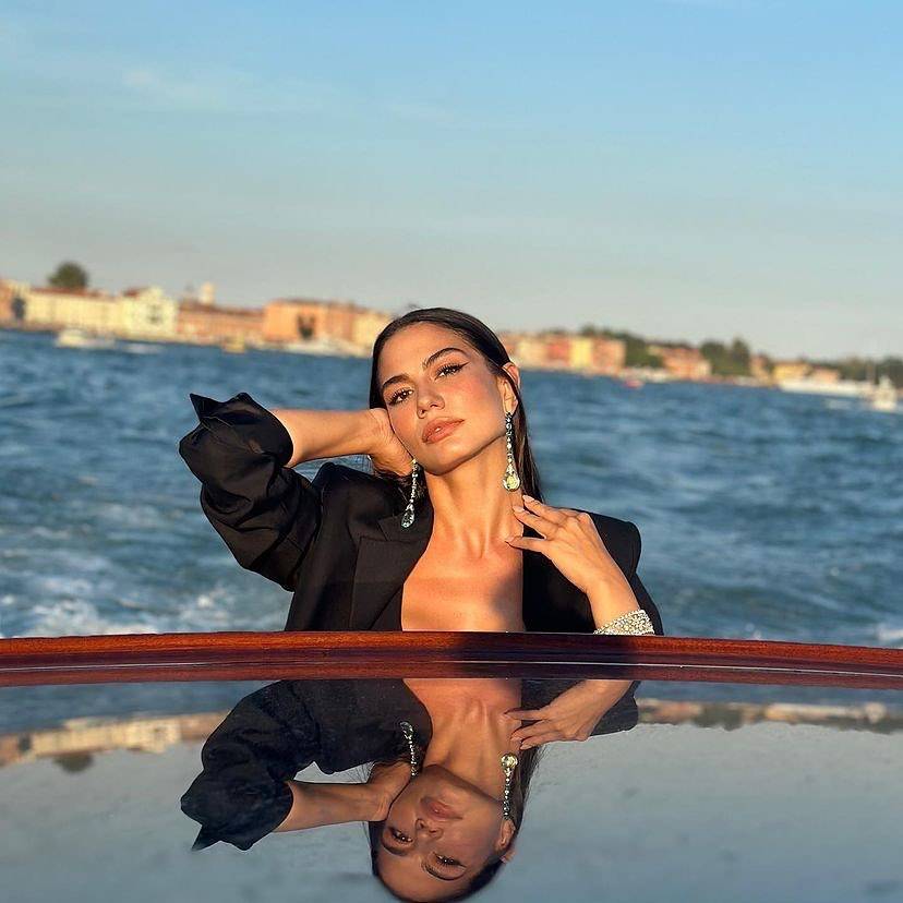 ديميت أوزدمير تتألق بفستان ساحر.. وهذا سعر تنورتها الحمراء