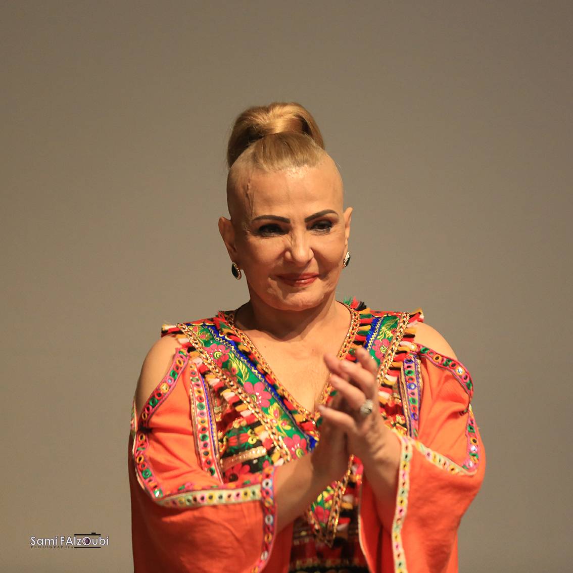 في عمر الستين... عبير عيسى تثير الجدل بتسريحة شعر غير مألوفة