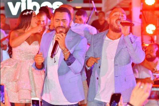 بالفيديو - محمود العسيلي يفاجئ تامر حسني بحركة غريبة على المسرح