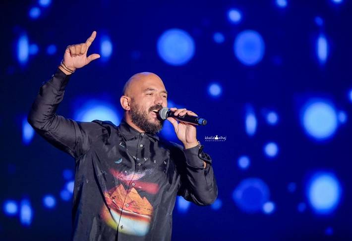 محمود العسيلي بقميص مميّز ويستعين بهاتفه ليلبي طلب تركي آل الشيخ