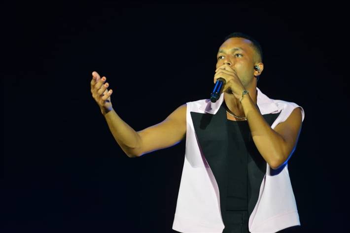 ويجز يقدم استعراضاً ضخماً في العلمين ويلفت الأنظار بملابسه