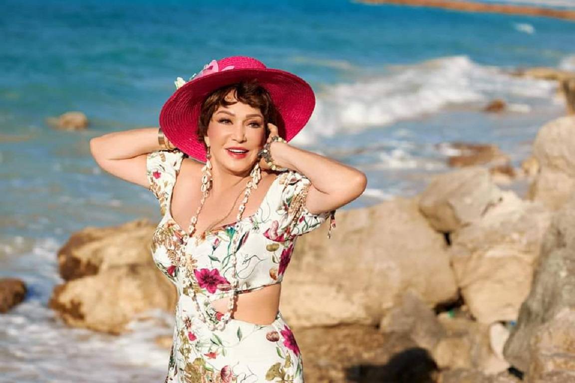 بالصور - لبلبة توّدع الصيف بإطلالة شبابية بحرية