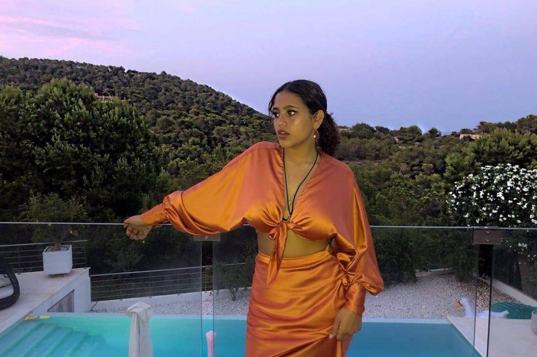 قصة البطن المكشوف... خيار جنا عمرو دياب المفضل في الموضة