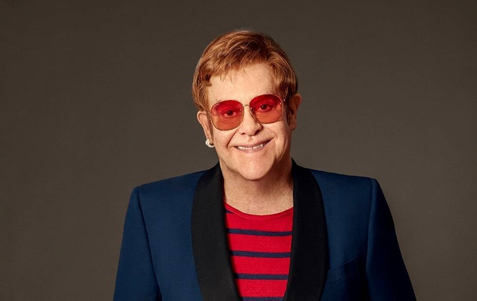 سقوط إلتون جون في منزله ونقله إلى المشفى