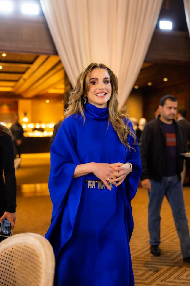 جلالة الملكة رانيا العبدالله خلال إفطار رمضاني مع مجموعة من الشباب