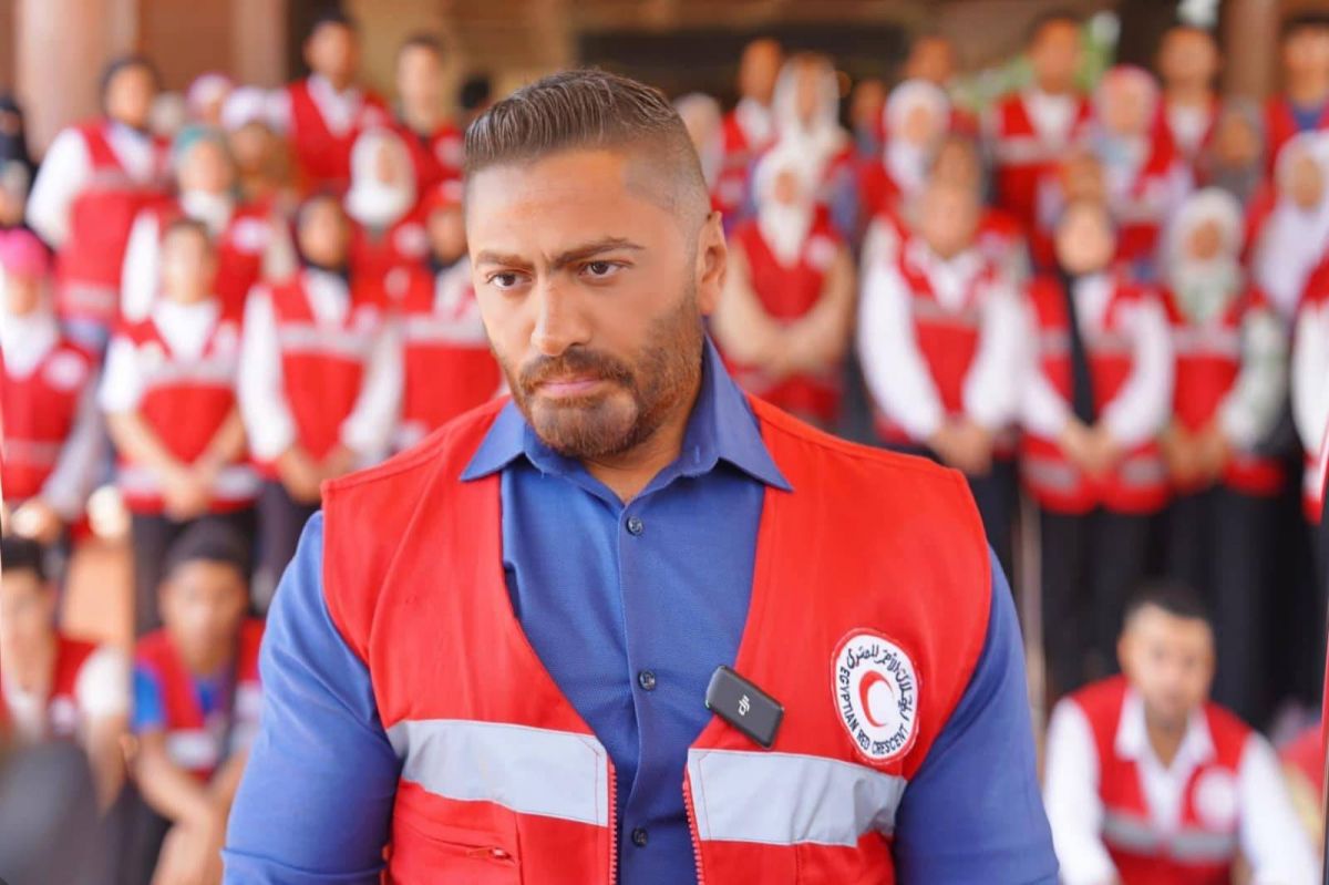 بالصور - تامر حسني يشارك في حملة الهلال الأحمر لإغاثة ضحايا المغرب وليبيا