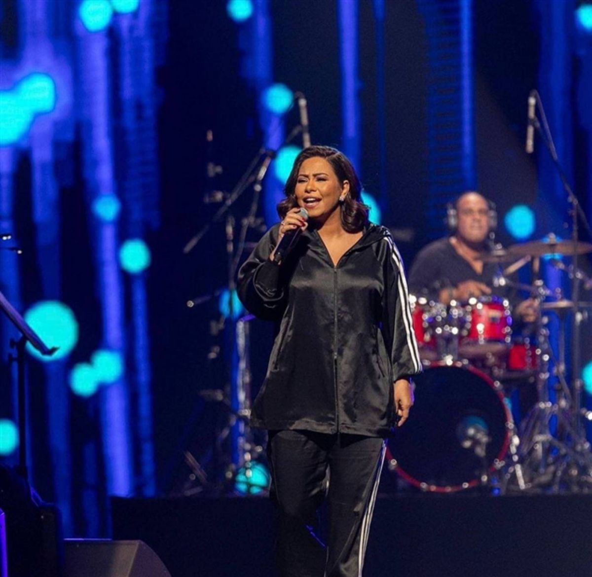 بالفيديو والصور- شيرين عبد الوهاب ببدلة رياضية مع حسام حبيب في حفلها الثاني بالسعودية