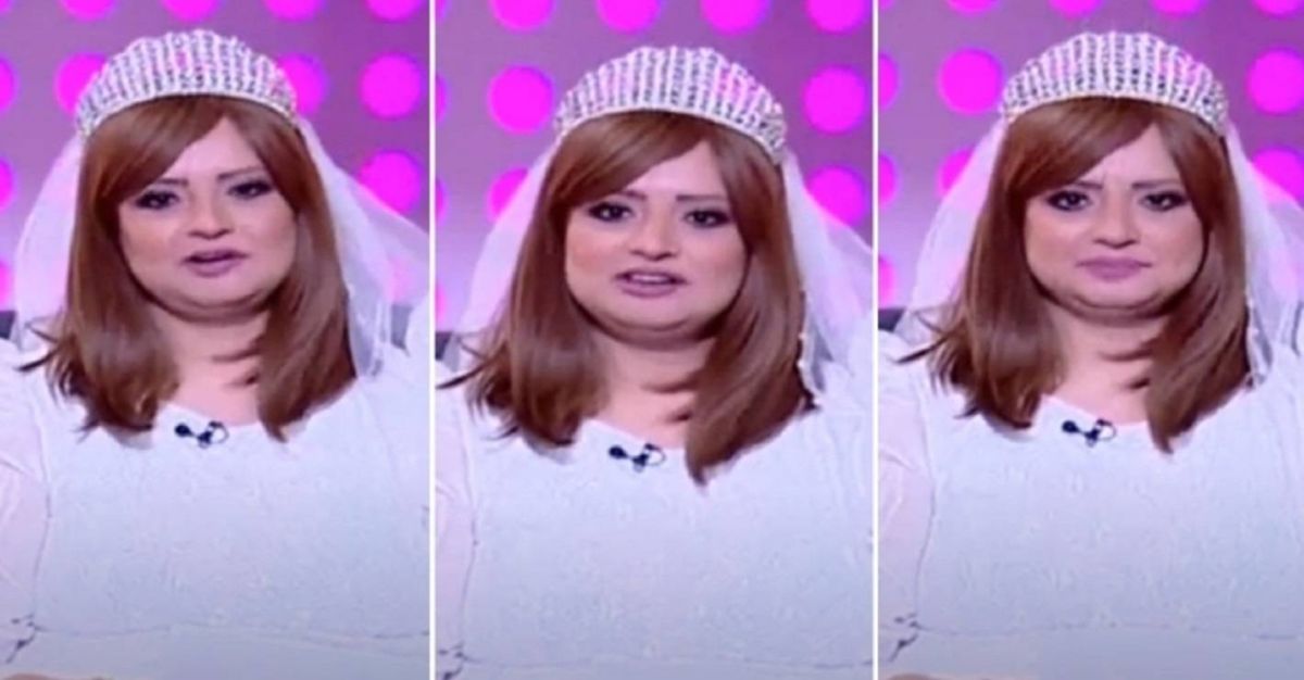 بالفيديو - مذيعة تتصرف بغرابة خلال تقديمها برنامجاً على الهواء