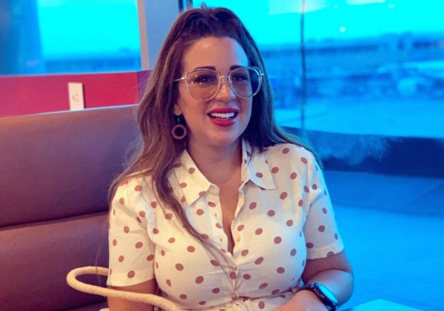 بالفيديو - أسما شريف منير تقص شعرها على طريقة شيرين