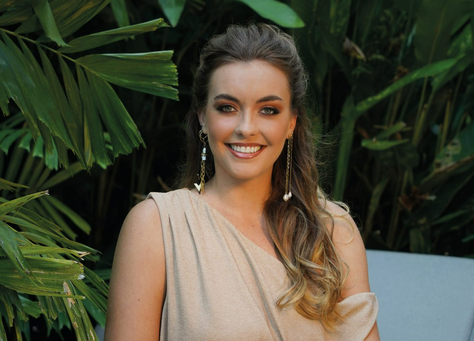 ملكة جمال تخسر لقبها بسبب 