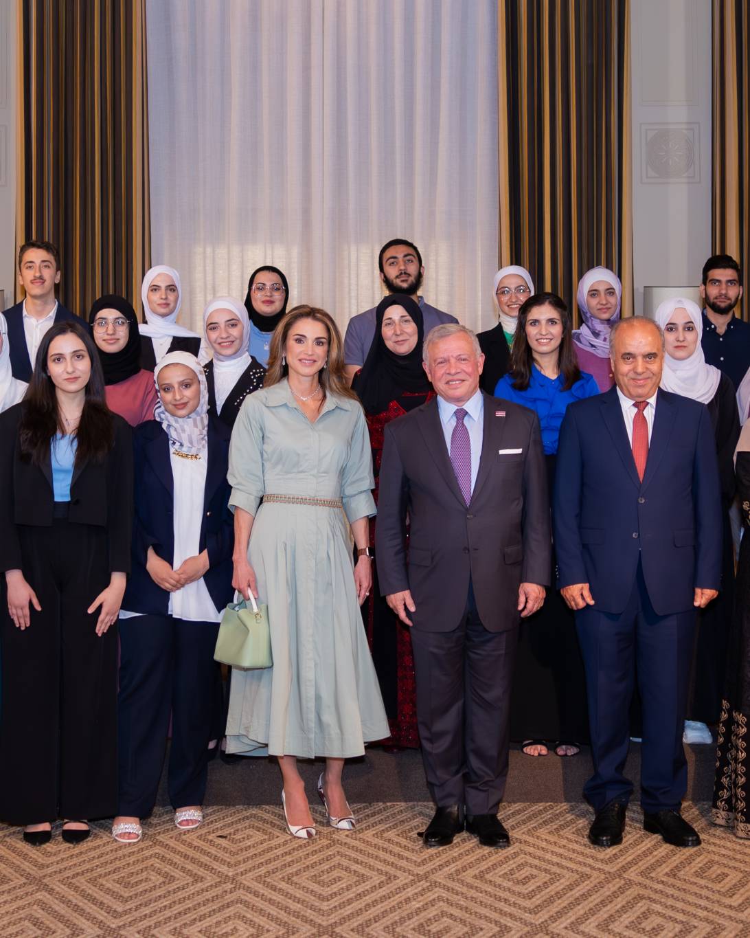 العاهل الأردني  والملكة رانيا يكرمان أوائل الثانوية العامة