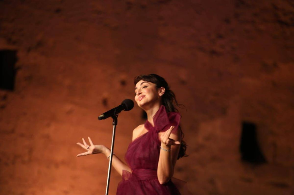 بالصور - فايا يونان تفاجئ الجمهور بأغانٍ قديمة وتحتفل بألبومها الجديد على المسرح