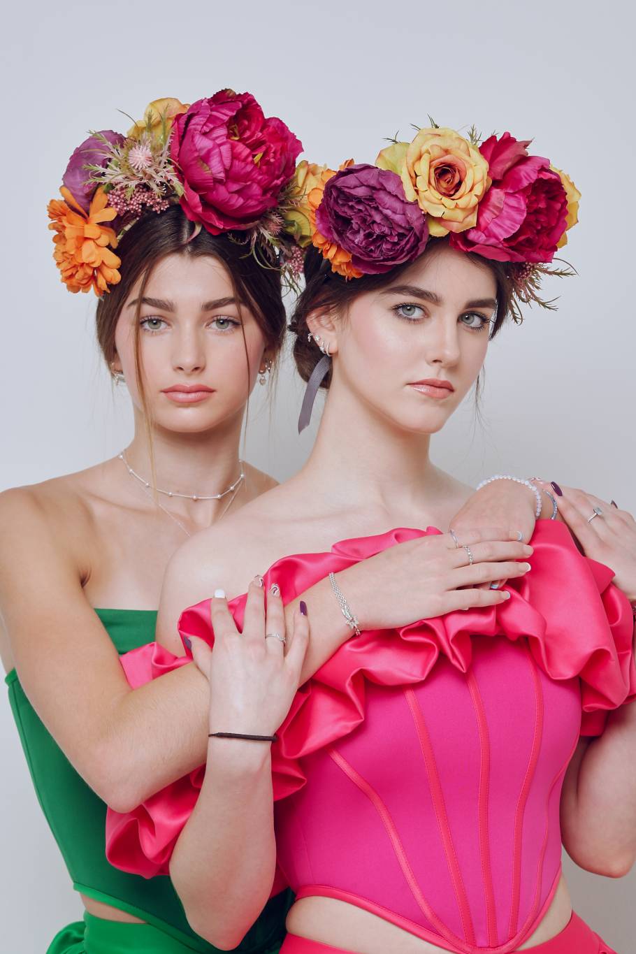 aavva تطرح مجموعة Frida الجديدة والنابضة بالألوان