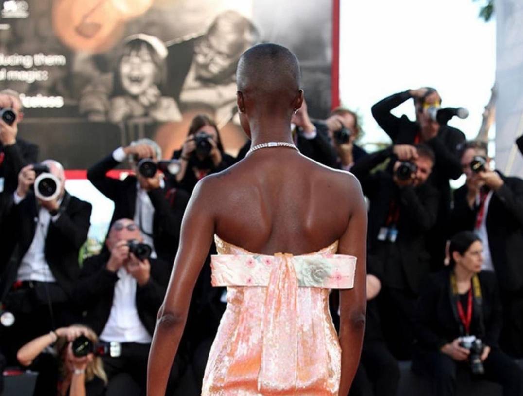 عارضة أزياء عالمية تتألق بفستان قديم مُعاد تدويره