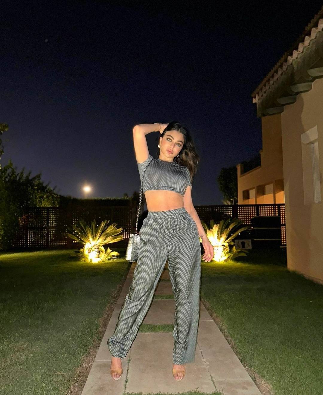 بين الجرأة والأناقة... إطلالات هيفاء وهبي الصيفية على البحر