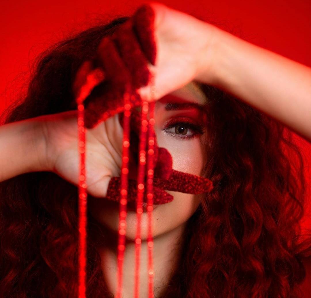 بين القصير والضيق... نجمات يتألقن بإطلالات بالأحمر الناري