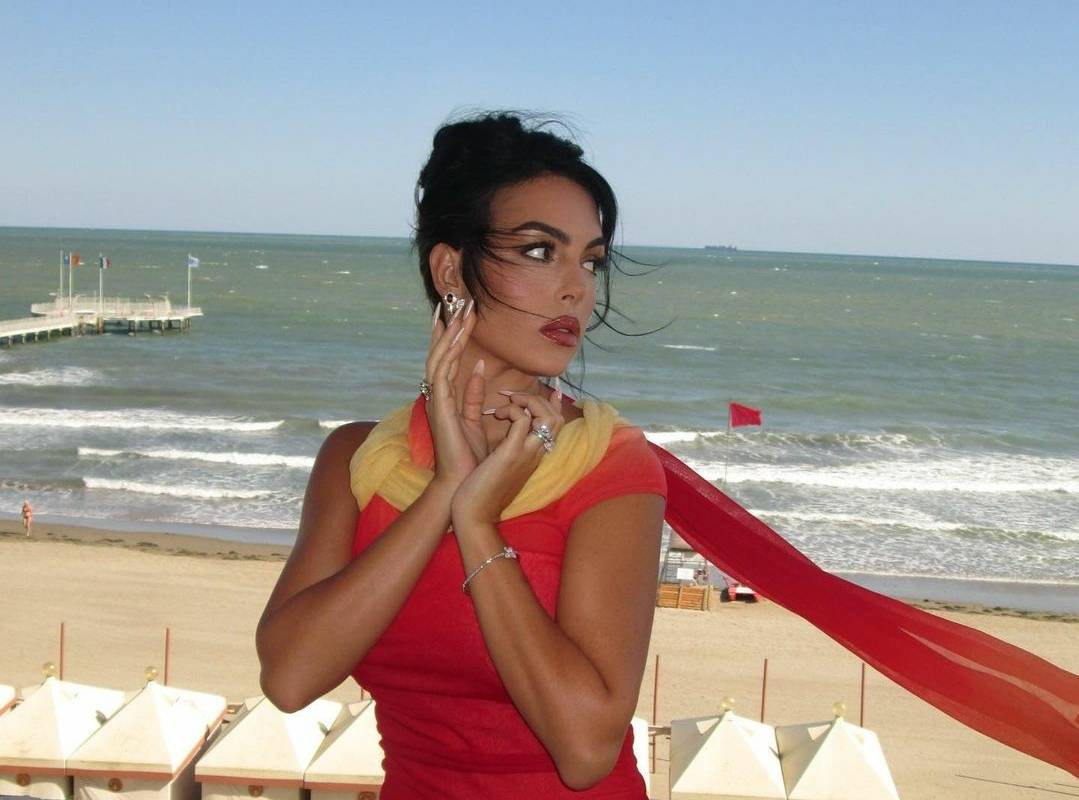 جورجينا رودريغيز تثير الجدل بإطلالتها 