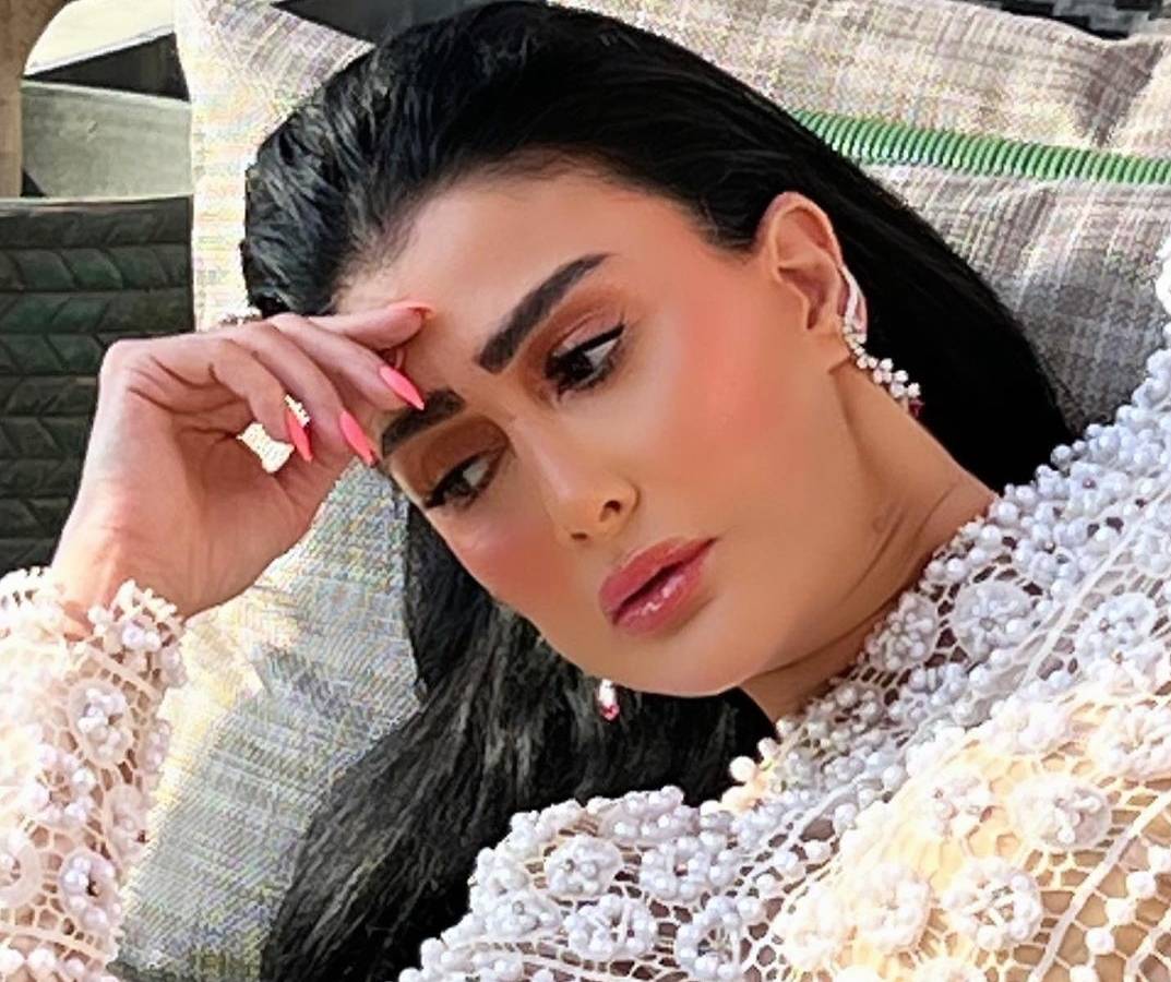 غادة عبد الرازق تثير الجدل بنحافتها المفرطة.. وفستانها بين الأنيق والسيء!!