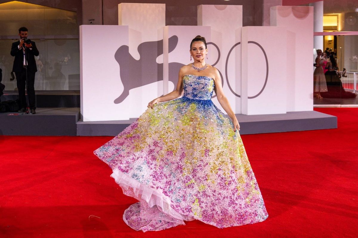 ريا أبي راشد تخطف الأنظار بفستان أنيق ومجوهرات فخمة من 