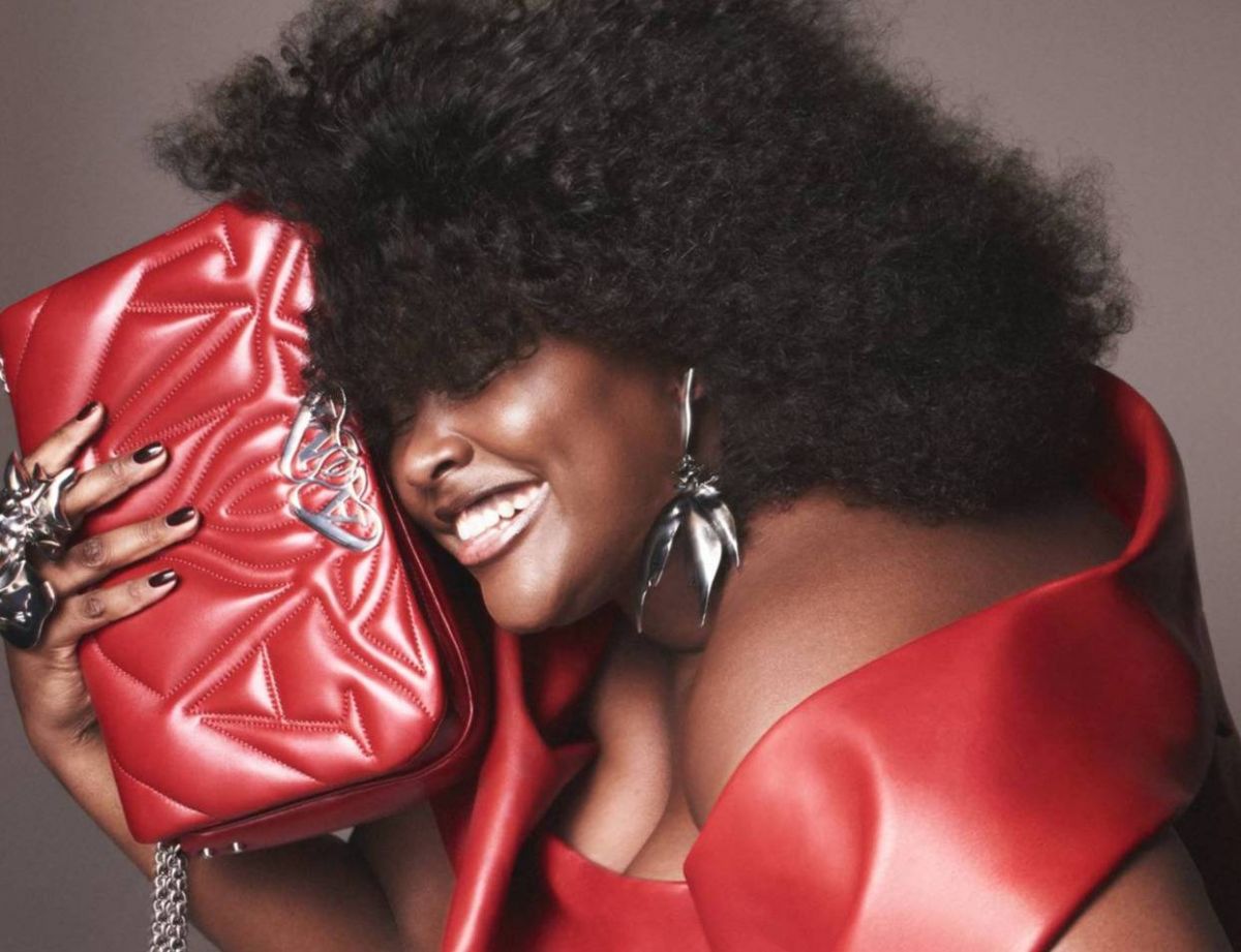 دار Alexander McQueen تطلق حقيبة SEAL المميزة بألوانها الآسرة