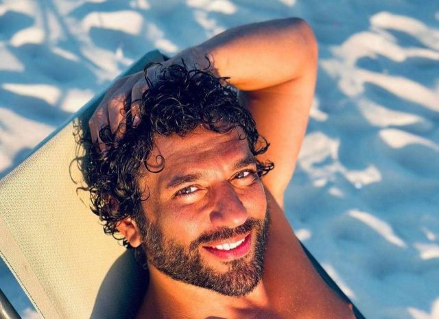 بالفيديو - حسن الرداد يرقص بعفوية على البحر... والجمهور يتفاعل