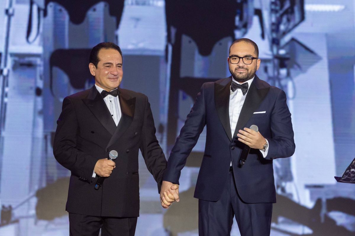 بالفيديو والصور - نجل محمد ثروت يفاجئ والده والجمهور في حفل 