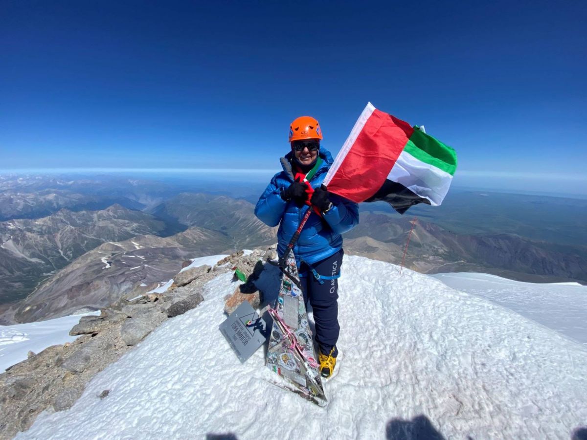عائشة مصبح المعمري ترفع علم الإمارات على أعلى قمة في أوروبا