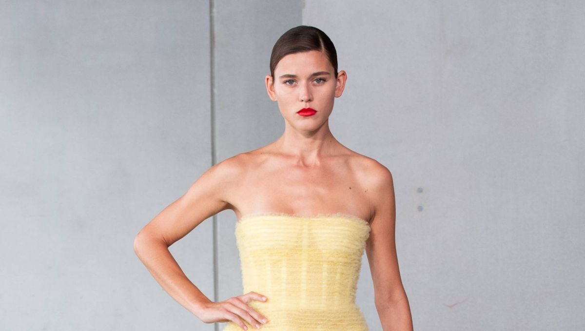 من أسبوع الموضة في نيويورك: CAROLINA HERRERA ترسم أناقة ناعمة لربيع وصيف 2024