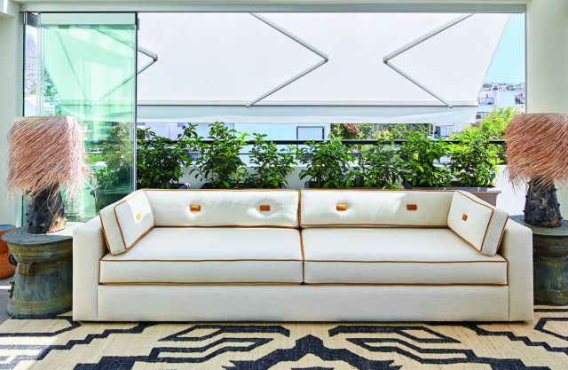 تفصيل لأريكة في صالون بالهواء الطلق