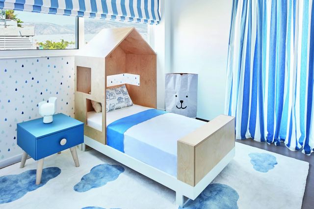 غرفة نوم الأطفال تم تنسيقها بأثاث طريف ومبتكر من اللونين الأزرق والأبيض