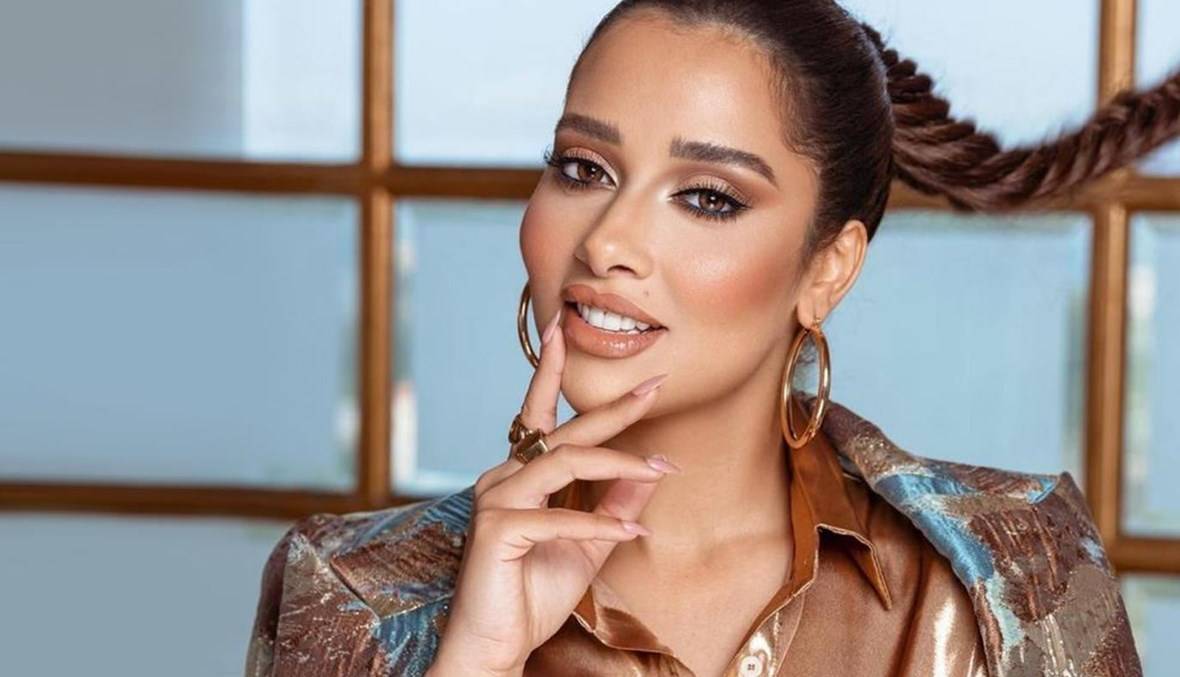 بالفيديو - بلقيس فتحي تقص شعرها قصيراً جداً