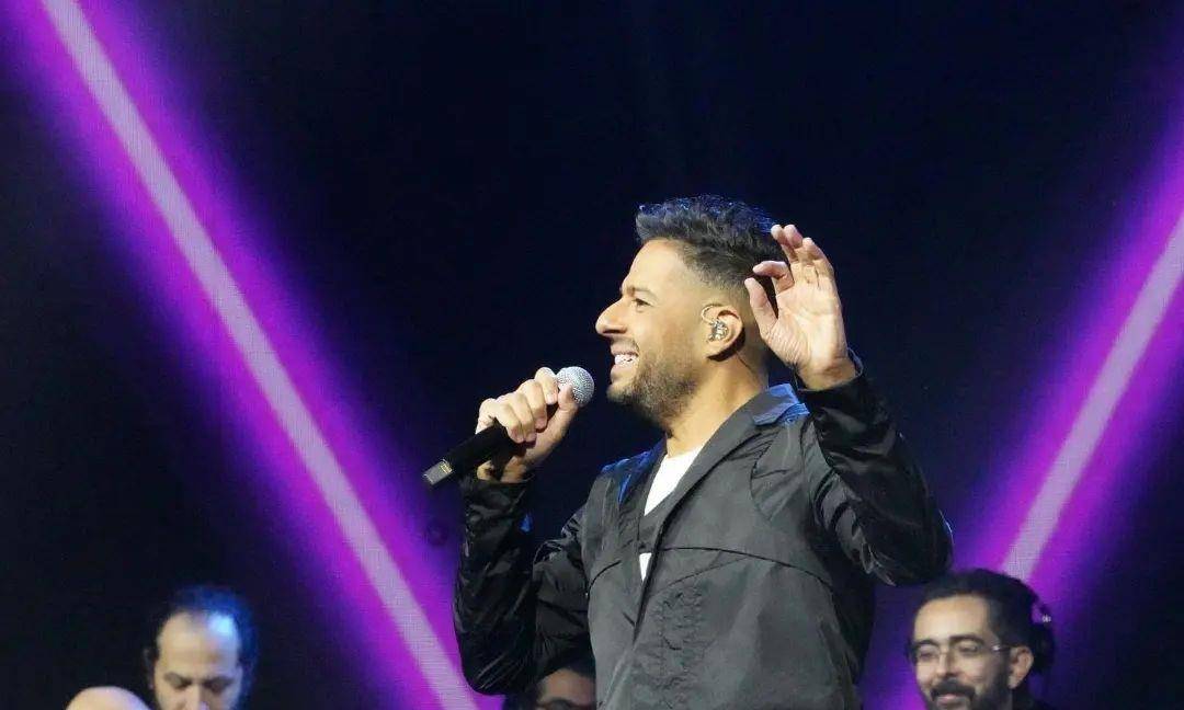 بالصور - بشعار كامل العدد.. محمد حماقي يحيي افتتاح الموسم الأول لمهرجان الكويت