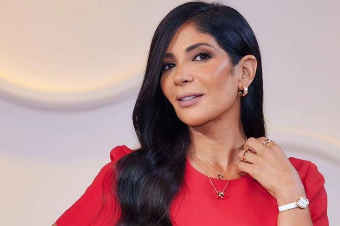 بالفيديو - منى زكي عارضة أزياء رشيقة في أسبوع الموضة بباريس