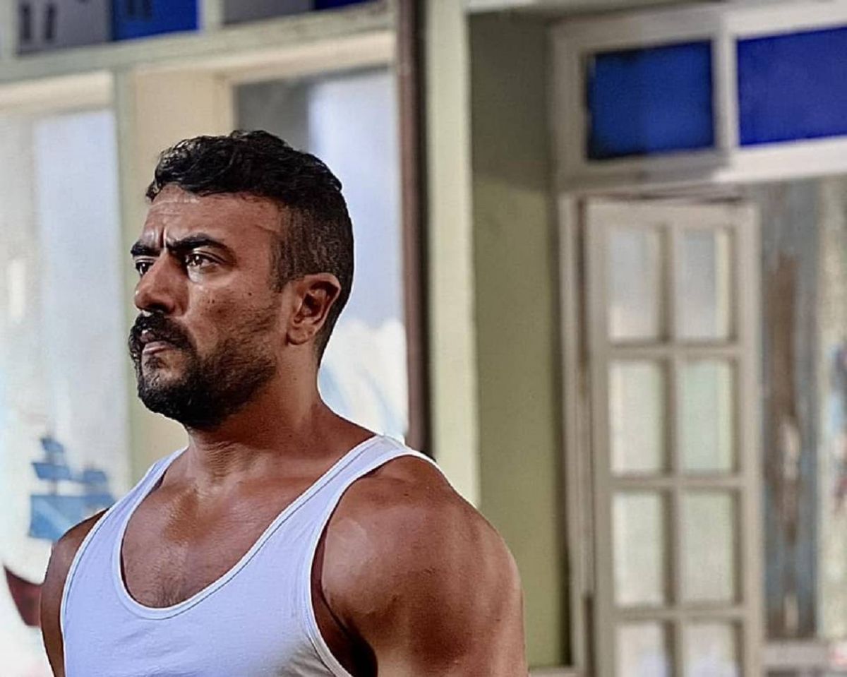 بالفيديو - أحمد العوضي يستعرض لياقته قبل تصوير 