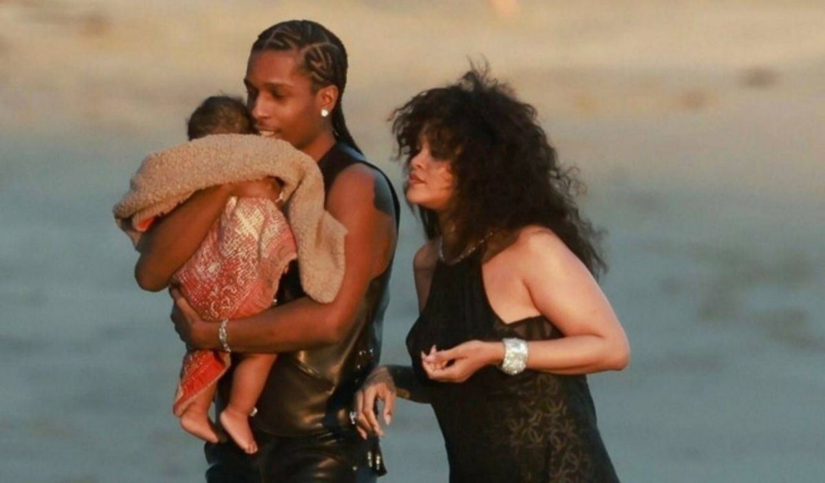 ريهانا بصور عائلية عفوية وأول ظهور لمولودها الجديد