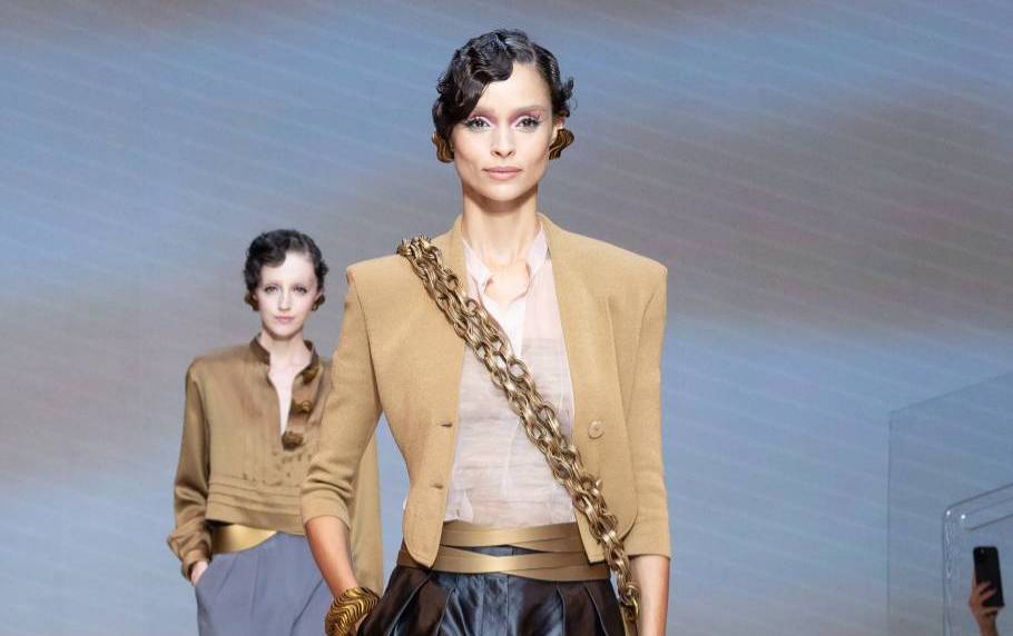 مجموعة جورجيو أرماني لربيع وصيف 2024 أجواء تنبض بالأنوثة