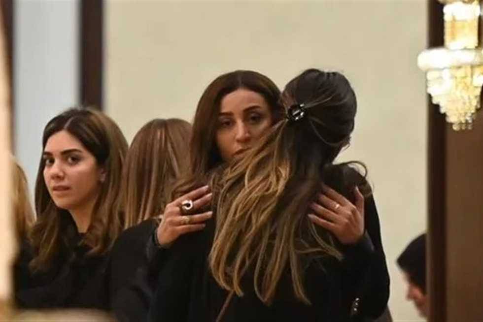 بالفيديو - دينا الشربيني توّدع والدتها بالدموع وهؤلاء النجوم يساندونها