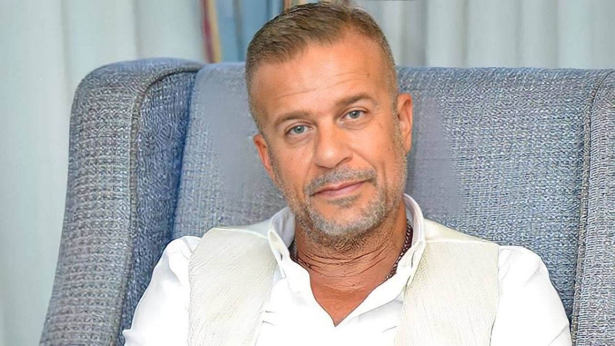 بالفيديو - شريف منير يعتذر لصحافية بسبب سلوكه في عزاء والدة دينا الشربيني