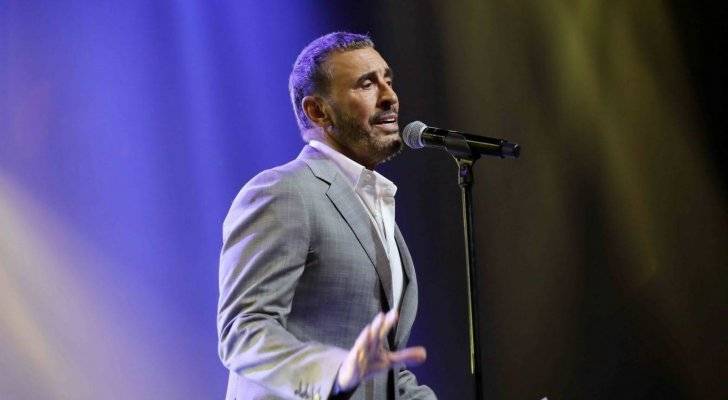 كاظم الساهر يتعرّض لموقف طريف على المسرح... شاهدوا ما حصل وردّ فعله