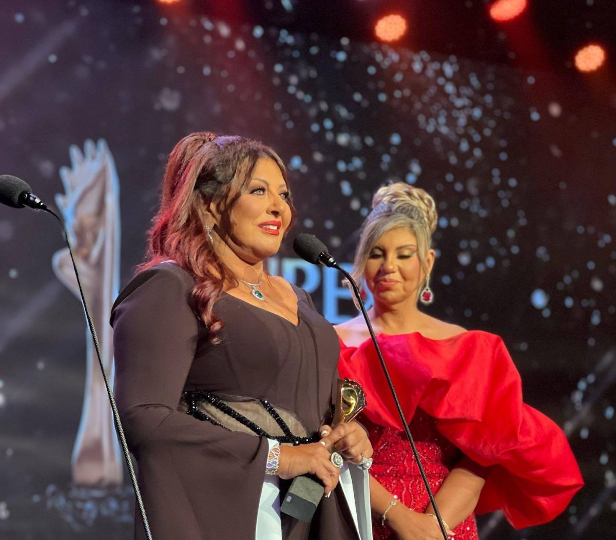 هالة صدقي تفوز بجائزة أفضل ممثلة وتُهدي التكريم إلى طفليها